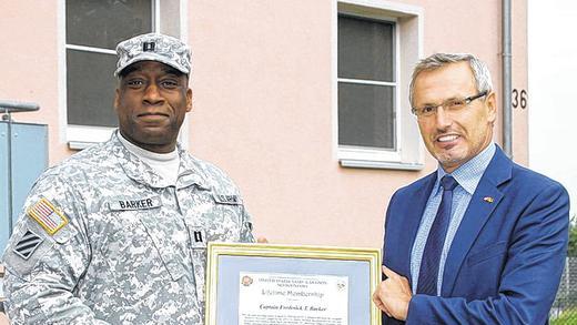 Historischer Tag: Captain Frederick T. Barker verlässt als letzter US-Soldat Schweinfurt. Rechts Verwaltungsleiter Klaus Mauder.