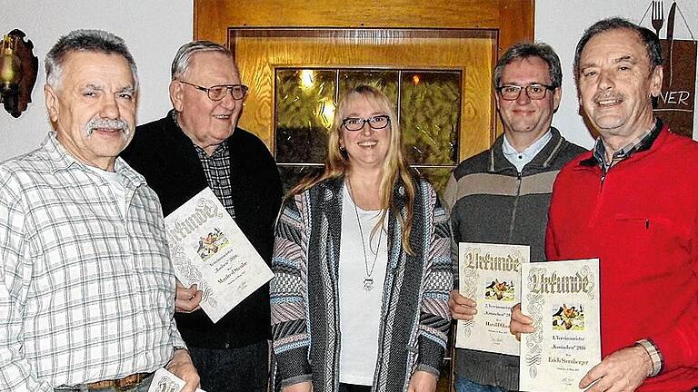 Die zweite Vorsitzende Simone Friedrich (Mitte) freute sich, die Urkunden an ihre Züchterkollegen (von links) Eberhard Schorr (Vereinsmeister Geflügel), Manfred Steube (Vereinsmeister Tauben), sowie Harald Claus (Zweiter Vereinsmeister Kaninchen) und Erich Sternberger (Vereinsmeister Kaninchen) aushändigen zu können.