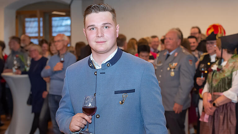 Matthäus Flohr aus Sommerhausen wurde als Erster Weinprinz im Landkreis Würzburg gekürt. Die Inthronisierung fand im Bürgersaal Sommerhausen statt.