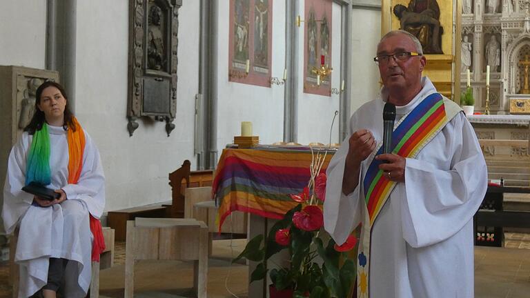 Diakon Manfred Griebel und die evangelische Lektorin Cynthia Derra appellierten an die Anwesenden, jeden Menschen so zu akzeptieren, wie er ist.