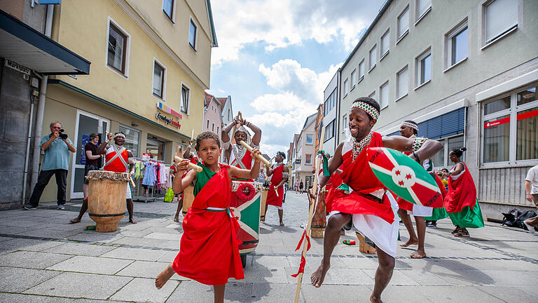 René Ruprecht       -  Umzug und Festlichkeit beim Afrika Festival.