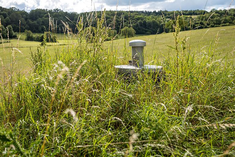 Ein Stück Infrastruktur im Grün: am Wegesrand auf dem Erlebnispfad 'Im G´spring' in Zellingen (Lkr. Main-Spessart).