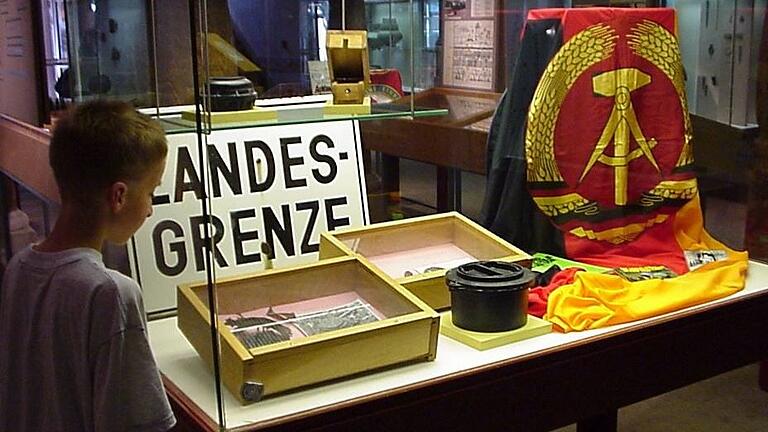 In verschiedenen Schaukästen gibt der Verein für Heimatgeschichte im Grabfeld Einblicke in die einstige deutsch-deutsche Teilung. In verschiedenen Schaukästen gibt der Verein für Heimatgeschichte im Grabfeld Einblicke in die einstige deutsch-deutsche Teilung.