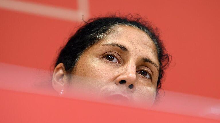 Steffi Jones       -  Bundestrainerin Steffi Jones kontert die Kritik an den DFB-Frauen. Foto: Carmen Jaspersen
