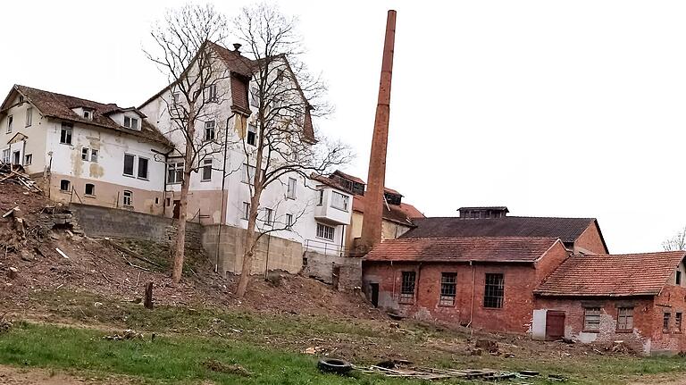 Projekt Renaturierung Rothhaupt-Gelände: Die Gemeinde Stockheim konnte das Areal mit den baufälligen Gebäuden erwerben. Nach dem Rückbau soll hier ein kleines Naherholungsgebiet mit viel Grün und natürlichen Blühflächen entstehen.