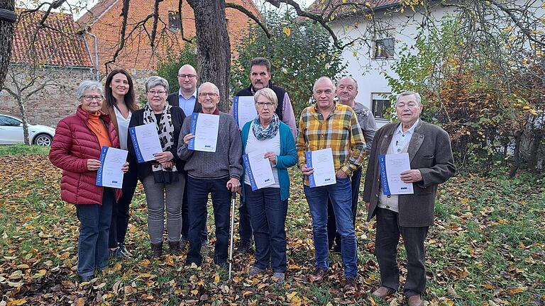 Geehrte Personen von links: Frau Türk, Frau Ortmann, Frau Krämer, Bürgermeister Seufert, Herr Fischer, Herr Grom, Frau Karl, Herr Schrenk, Herr Miller, Herr Dietz. Geehrte Personen von links: Frau Türk, Frau Ortmann, Frau Krämer, Bürgermeister Seufert, Herr Fischer, Herr Grom, Frau Karl, Herr Schrenk, Herr Miller, Herr Dietz.