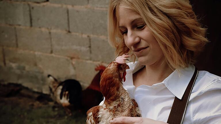 Janina Klüglein beschäftigt sich schon immer gerne mit Tieren, wie hier mit Huhn Ella. Janina Klüglein beschäftigt sich schon immer gerne mit Tieren, wie hier mit Huhn Ella.