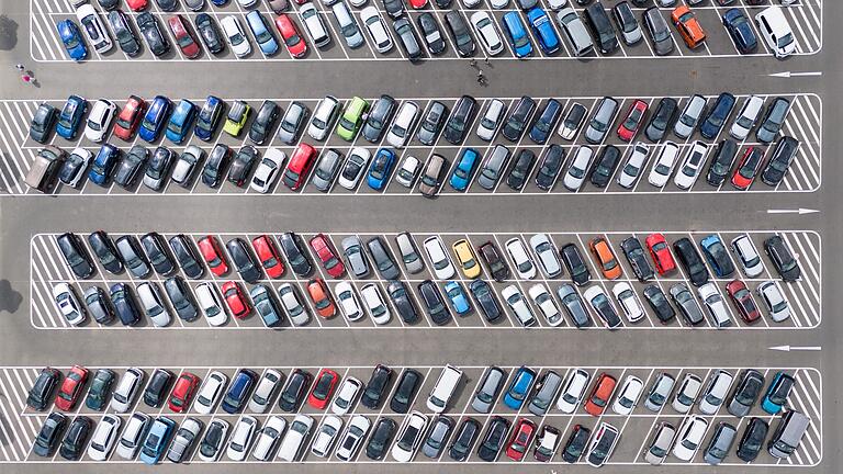 Preisrunde in der Kfz-Versicherung       -  Jedes Fahrzeug muss versichert werden - und die Kfz-Policen werden laut Verivox-Umfrage teurer. (Illustration).