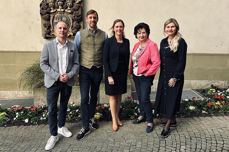 Judith Roth-Jörg, die OB-Kandidatin der CSU (Bildmitte), erhält seit Ende März im Wahlkampf Unterstützung vom Bürgerforum Würzburg. Im Bild von links nach rechts der Vorstand des Bürgerforums: Florian Volk, Stadtrat Michael Schloßareck, Charlotte Schloßareck und Christine Volk.
