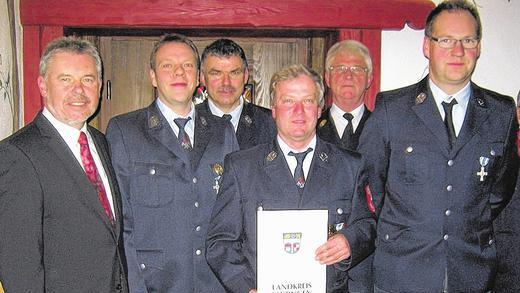 Verdiente Wehrleute geehrt: In ihrer Hauptversammlung ehrte die Feuerwehr Sommerach Aktive. Im Bild von links stellvertretender Landrat Paul Streng, Alfred Pfaff, Kommandant Andreas Drescher, Günther Sauer, Kreisbrandinspektor Norbert Kempf und Norbert Kestler. Verdiente Wehrleute geehrt: In ihrer Hauptversammlung ehrte die Feuerwehr Sommerach Aktive. Im Bild von links stellvertretender Landrat Paul Streng, Alfred Pfaff, Kommandant Andreas Drescher, Günther Sauer, Kreisbrandinspektor Norbert Kempf und Norbert Kestler.
