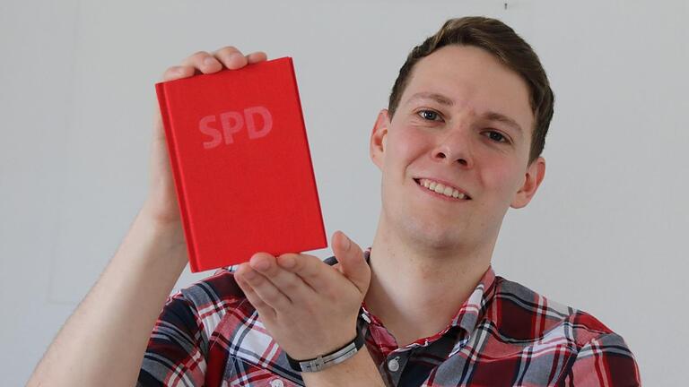 Christian Ritter aus Haard ist  seit Oktober 2016 SPD-Mitglied. Vor dem Sonderparteitag am Sonntag zu den GroKo-Verhandlungen sieht er seine Partei  gespalten. Foto: Ralf Ruppert/Archiv       -  Christian Ritter aus Haard ist  seit Oktober 2016 SPD-Mitglied. Vor dem Sonderparteitag am Sonntag zu den GroKo-Verhandlungen sieht er seine Partei  gespalten. Foto: Ralf Ruppert/Archiv