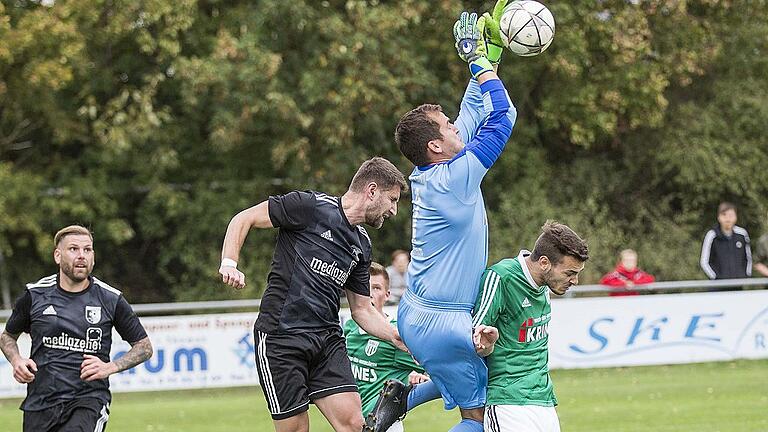 Zur sicheren Beute für den Sander Keeper Stefan Klemm wird diese Steinbacher Flanke. Besart Isufi (links) kommt nicht heran, Sands Patrick Krienes geht lieber in Deckung. Zur sicheren Beute für den Sander Keeper Stefan Klemm wird diese Steinbacher Flanke. Besart Isufi (links) kommt nicht heran, Sands Patrick Krienes geht lieber in Deckung.