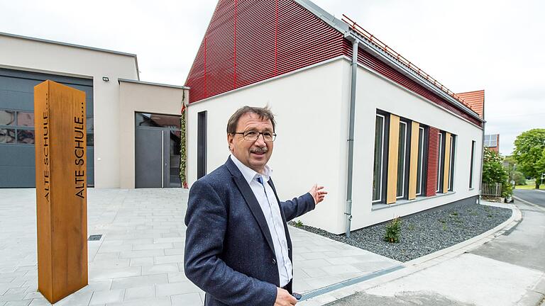 Stolz zeigt Bürgermeister Friedel Heckenlauer das neue Dorfgemeinschaftshaus in Altenmünster. Die Stele auf dem Vorplatz weist nicht nur darauf hin, dass hier einst die Alte Schule stand, sondern ist auch Symbol dafür, dass hier noch die Gemeinschaft nach 'alter Schule' gepflegt wird. Stolz zeigt Bürgermeister Friedel Heckenlauer das neue Dorfgemeinschaftshaus in Altenmünster. Die Stele auf dem Vorplatz weist nicht nur darauf hin, dass hier einst die Alte Schule stand, sondern ist auch Symbol dafür, dass hier noch die Gemeinschaft nach 'alter Schule' gepflegt wird. 