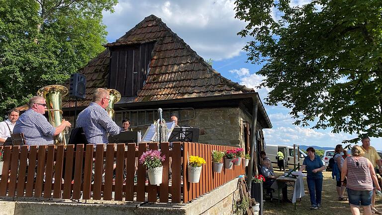 Am Traustädter Kellerbau herrschte am Dreifaltigkeitssonntag Betrieb wie in 'guten alten Zeiten', sogar mit Blasmusik. Am Traustädter Kellerbau herrschte am Dreifaltigkeitssonntag Betrieb wie in 'guten alten Zeiten', sogar mit Blasmusik.