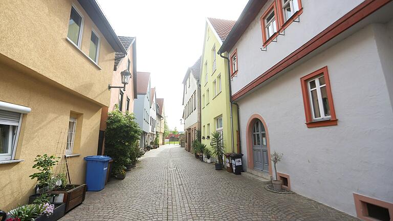 Parkplatz direkt vor der Haustür? In der Karlstadter Altstadt undenkbar. Doch die wenigen Autos sind auch ein Vorteil für die junge Familie Schwarzmann.