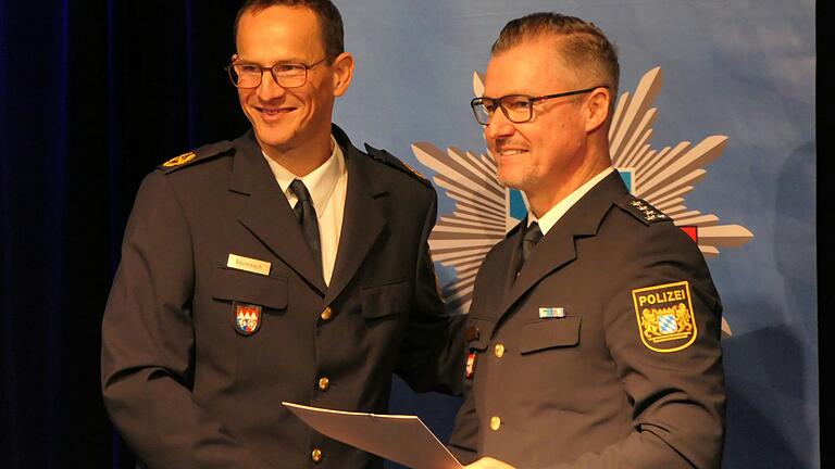 Der stellvertretende unterfränkische Polizeipräsident Holger Baumbach (links) überreichte Detlef Hauck (rechts) die Ernennungsurkunde.