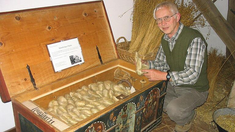 Ein Schatzkästchen aus früherer Zeit: Rudolf Mauder präsentierte im Salzhaus stolz eine Truhe voll mit spinnfertigem Flachs. Die Gabe ans Heimatmuseum stammt aus Nordheim vor der Rhön. Ein Schatzkästchen aus früherer Zeit: Rudolf Mauder präsentierte im Salzhaus stolz eine Truhe voll mit spinnfertigem Flachs. Die Gabe ans Heimatmuseum stammt aus Nordheim vor der Rhön.