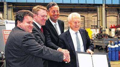 Willenserklärung: Meiningens Bürgermeister Fabian Giesder, der Thüringer Verkehrsminister Christian Carius, Wirtschaftsstaatssekretär Jochen Staschewski und Bahnchef Rüdiger Grube (von links) haben eine Absichtserklärung zum Ausbau einer „Erlebniswelt Dampflokomotive“ in der ehemaligen Kantine des Dampflokwerkes unterzeichnet. Willenserklärung: Meiningens Bürgermeister Fabian Giesder, der Thüringer Verkehrsminister Christian Carius, Wirtschaftsstaatssekretär Jochen Staschewski und Bahnchef Rüdiger Grube (von links) haben eine Absichtserklärung zum Ausbau einer „Erlebniswelt Dampflokomotive“ in der ehemaligen Kantine des Dampflokwerkes unterzeichnet.
