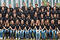 Gut eingeführt und schnell integriert: die neuen 62 Auszubildenden und Studierenden der Wittenstein AG, hier beim offiziellen Fototermin vor der Innovationsfabrik in Harthausen.