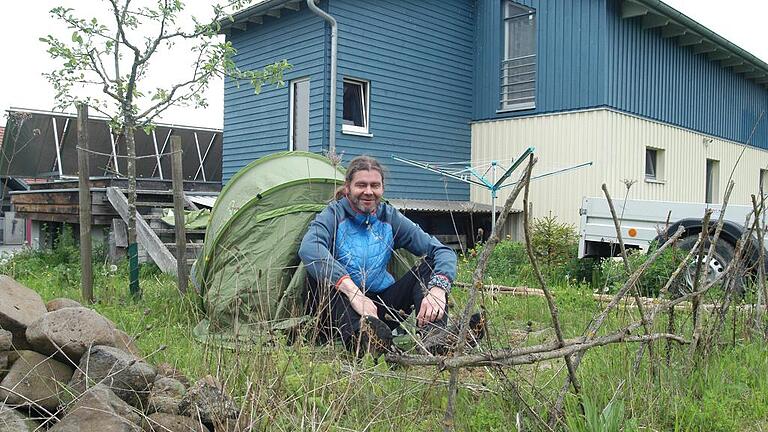Alles nur gestellt: Um Bernd Müllers Ansinnen auch fotografisch darzustellen, schlug er sein Zelt ausnahmsweise einmal im heimischen Garten seines Hauses am Ortsrand von Saal auf.