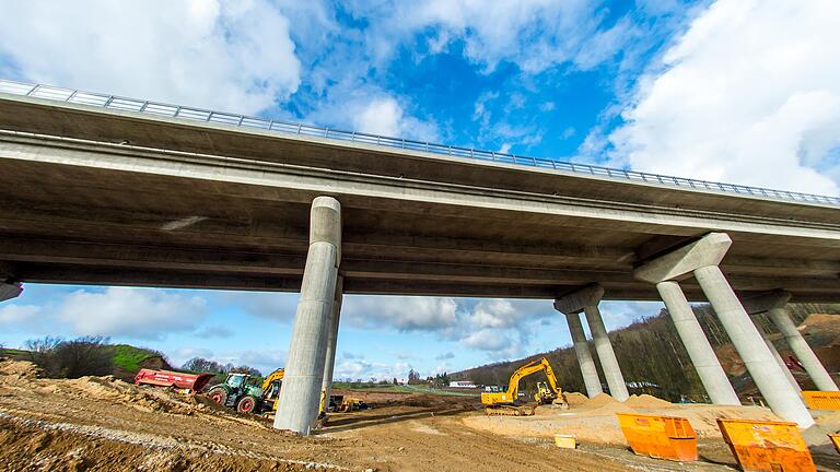 Der Neubau der Schraudenbach-Brücke auf der A 7 ist nach viereinhalb Jahren fertiggestellt.