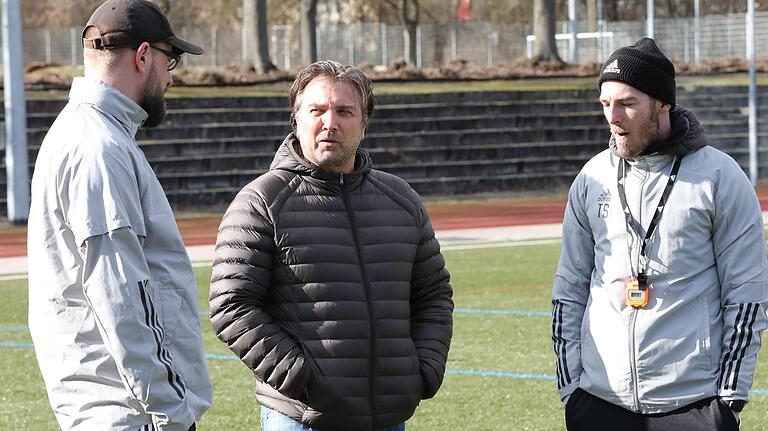 &nbsp;Diskutieren am Rand des FC-05-Trainingsauftakts (von links): Co-Trainer Jan Gernlein, Geschäftsführer Markus Wolf und Trainer Tobias Strobl.