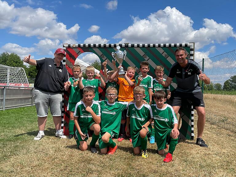 Siegerfoto der U9-Fußballer des SV Rödelmaier.