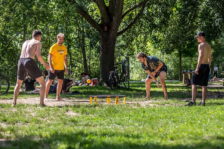 Bei gutem Wetter sieht man in Würzburg vermehrt Menschen 'Spikeball' spielen, wie auf unserem Archivfoto am Mainufer. Bei gutem Wetter sieht man in Würzburg vermehrt Menschen 'Spikeball' spielen, wie auf unserem Archivfoto am Mainufer.