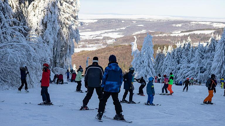 So schön kann der Winter in der Rhön sein. Zum Leidwesen der Skiliftbetreiber gab es Tage dieserart zu wenig. Das Foto entstand am 20. Januar 2024 auf der Wasserkuppe. So schön kann der Winter in der Rhön sein. Zum Leidwesen der Skiliftbetreiber gab es Tage dieserart zu wenig. Das Foto entstand am 20. Januar 2024 auf der Wasserkuppe.