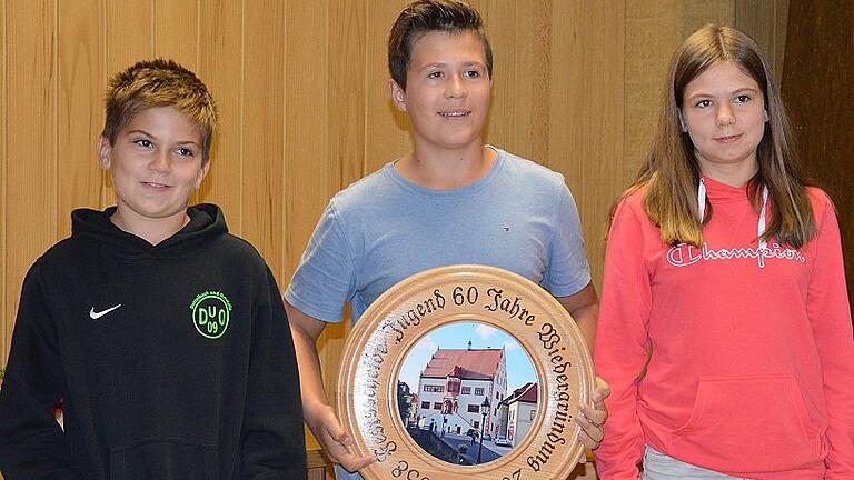 Sieger des Festschießens für Jugendliche (von links): Niklas Manger, Lennox Weichsel, Jana Mangel. Sieger des Festschießens für Jugendliche (von links): Niklas Manger, Lennox Weichsel, Jana Mangel.