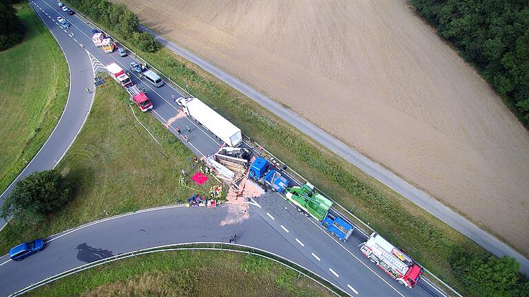 Schwere Unfälle, wie hier im Juli 2020 bei Geesdorf, passieren auf der B 286 immer wieder. Dennoch sind die Unfallzahlen nicht signifikant erhöht, was laut Staatlichem Bauamt neben einem vergleichsweise niedrigem Verkehrsaufkommen dazu beiträgt, dass die Bundesstraße im Landkreis Kitzingen auf absehbare Zeit nicht dreistreifig ausgebaut werden wird. Schwere Unfälle, wie hier im Juli 2020 bei Geesdorf, passieren auf der B 286 immer wieder. Dennoch sind die Unfallzahlen nicht signifikant erhöht, was laut Staatlichem Bauamt neben einem vergleichsweise niedrigem Verkehrsaufkommen dazu beiträgt, dass die Bundesstraße im Landkreis Kitzingen auf absehbare Zeit nicht dreistreifig ausgebaut werden wird.
