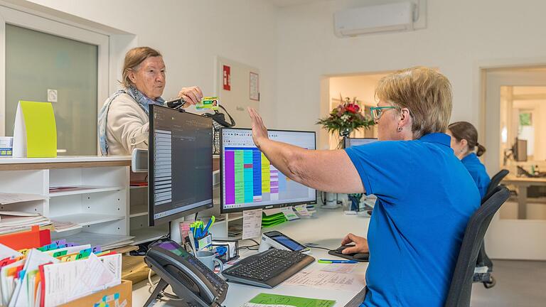 Die medizinische Fachangestellte Michaela Steinberger erklärt einer Patientin, dass sie in Zukunft zwingend bei jedem Praxisbesuch ihre Gesundheitskarte mitnehmen muss. Ohne sie kann kein E-Rezept ausgestellt werden. Die medizinische Fachangestellte Michaela Steinberger erklärt einer Patientin, dass sie in Zukunft zwingend bei jedem Praxisbesuch ihre Gesundheitskarte mitnehmen muss. Ohne sie kann kein E-Rezept ausgestellt werden. 