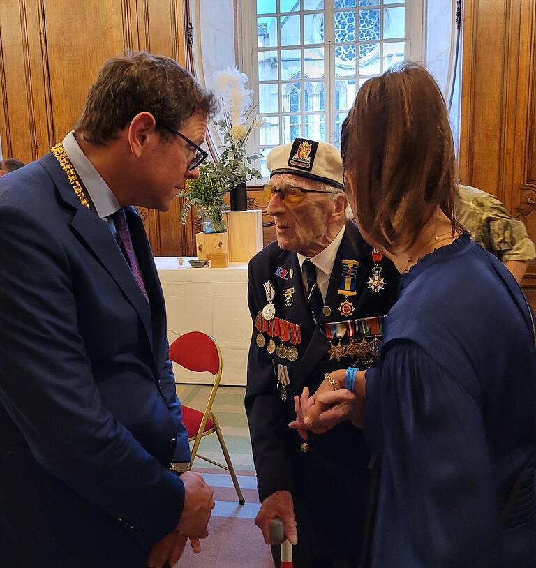 Bürgermeister Martin Heilig und Stadträtin Nadine Lexa im Gespräch mit einem britischen Veteranen im Rahmen der Gedenkveranstaltungen. Bürgermeister Martin Heilig und Stadträtin Nadine Lexa im Gespräch mit einem britischen Veteranen im Rahmen der Gedenkveranstaltungen.