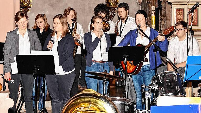 Junge Musik: Die Mitglieder der Kirchenband &bdquo;denkmal&ldquo; trugen mit flotter Musik zu dem gelungenen Konzert zum Ende der Weihnachtszeit in Mellrichstadt bei.