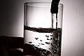 Leitungswasser       -  ARCHIV - ILLUSTRATION - 08.03.2013, Niedersachsen, Hannover: Leitungswasser läuft in ein Glas. (zu dpa «Große Unterschiede bei Wasserpreisen - Monitor zeigt aber Stabilität» vom 14.06.2018) Foto: Lukas Schulze/dpa +++ dpa-Bildfunk +++ | Verwendung weltweit