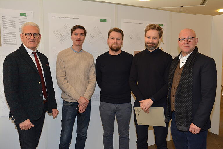 Die erfolgreichen Architekten Steffen Burucker (2. rechts), Steffen Barnikol (Mitte) und Michael Döbel (2. von links) aus Dresden und Erfurt wurden von Bürgermeister Bruno Altrichter (links) und Stadtplaner Professor Martin Schirmer für ihren Entwurf ausgezeichnet.