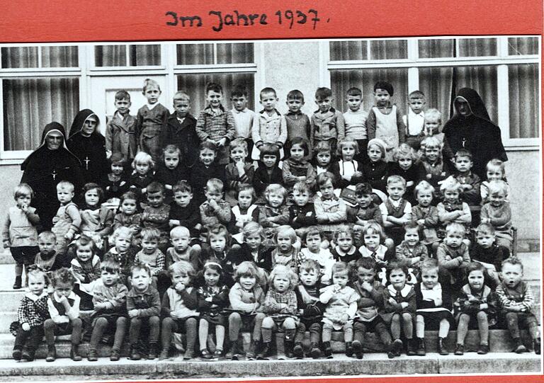 Von 1932 bis 1988 leiteten die Ritaschwestern den Würzburger Kindergarten Heiligkreuz. In dieser Aufnahme aus dem Jahr 1937 sind die Schwestern Juliana Fries, Hilaria Grein (links) und Roswitha Helms zu sehen. Von 1932 bis 1988 leiteten die Ritaschwestern den Würzburger Kindergarten Heiligkreuz. In dieser Aufnahme aus dem Jahr 1937 sind die Schwestern Juliana Fries, Hilaria Grein (links) und Roswitha Helms zu sehen.