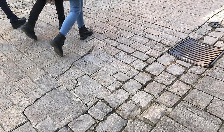 Schwer mitgenommen ist der Belag in der Rückertstraße, durch die täglich fast 150 Busse rollen. Für einen solchen Schwerlastverkehr ist die Einkaufsstraße nicht ausgelegt. Jetzt soll der Belag der Fahrbahn ausgetauscht werden. Schwer mitgenommen ist der Belag in der Rückertstraße, durch die täglich fast 150 Busse rollen. Für einen solchen Schwerlastverkehr ist die Einkaufsstraße nicht ausgelegt. Jetzt soll der Belag der Fahrbahn ausgetauscht werden.