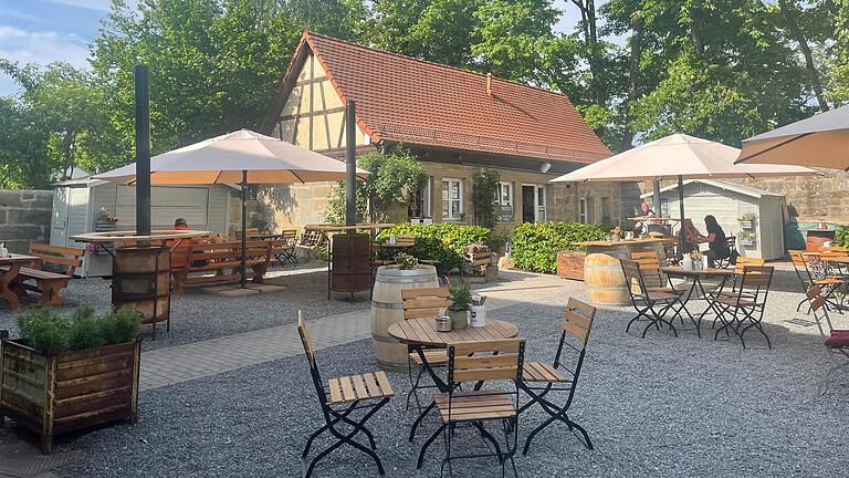 Der Biergarten 'Herzog' in Ebern liegt eingebettet zwischen den alten Stadtmauern.