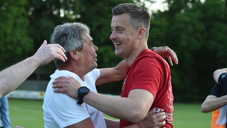 Der größte Erfolg der Dittelbrunner Fußballer: Spielertrainer Vladimir Slintchenko (rechts) bejubelt mit dem Vereinsvorsitzenden Martin Thomann senior Anfang Juni den Aufstieg in die Kreisliga.