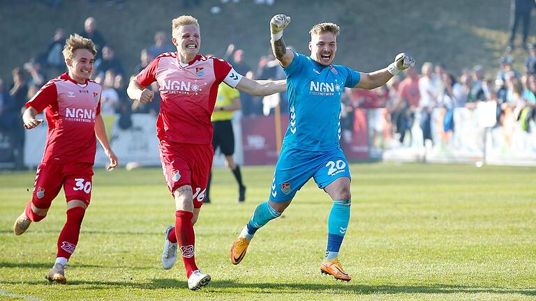 Jubelszenen nach dem gewonnenen Elfmeterschießen gegen 1860 München. Lukas Wenzel (rechts) war der Held des Toto-Pokal-Halbfinals im März 2022.