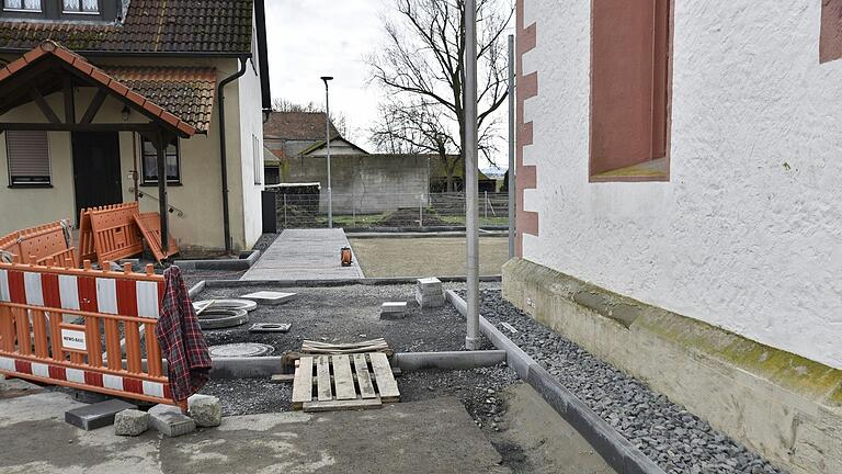 Hier muss das vorhandene Gefälle am neuen Dorfplatz in Römershofen in die entgegengesetzte Richtung geändert werden, um bei Regen ein Eindringen des Wassers in die Kirche zu verhindern.