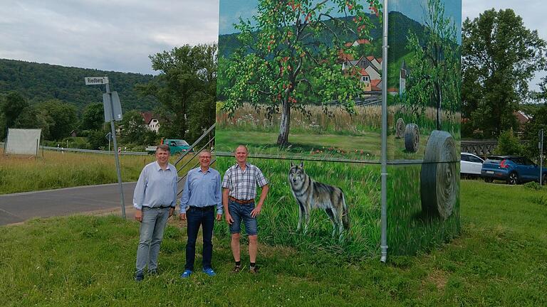 Sie freuen sich über die künstlerisch gestaltete Trafostation des Bayernwerkes in Wolfsmünster (von links): Bürgermeister Johannes Wagenpfahl, Frank Schneider vom Bayernwerk und Bernd Ditterich vom Gartenbauverein.