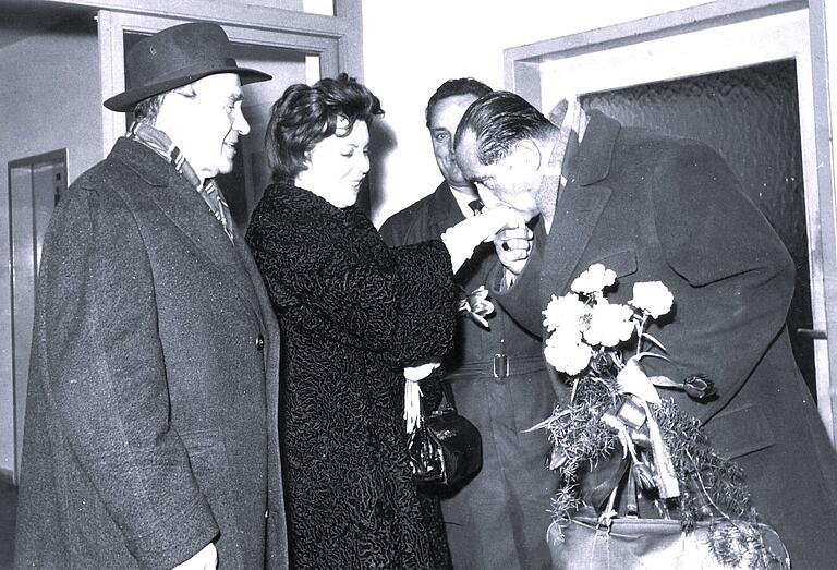 Rudi Kisz kannte viele Größen des Fußballsports. Hier begrüßte er nach ungarischer Art die Frau von Sepp Herberger. Rudi Kisz kannte viele Größen des Fußballsports. Hier begrüßte er nach ungarischer Art die Frau von Sepp Herberger.
