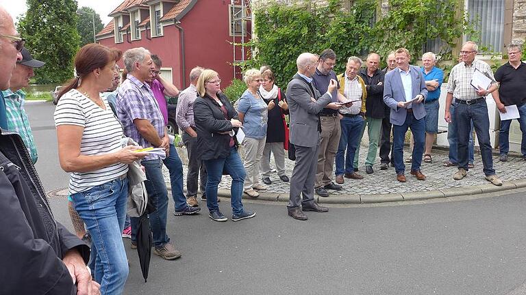 Rund 60 Kleinochsenfurter waren beim Ortsrundgang durch Ochsenfurts ältesten Stadtteil dabei.