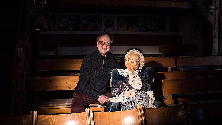 Das Theater Spielberg wird 40 Jahre jung: Norbert Böll mit Oma Josefine, die auch schon fast vier Jahrzehnte auf dem weichen Buckel hat. Das Theater Spielberg wird 40 Jahre jung: Norbert Böll mit Oma Josefine, die auch schon fast vier Jahrzehnte auf dem weichen Buckel hat.