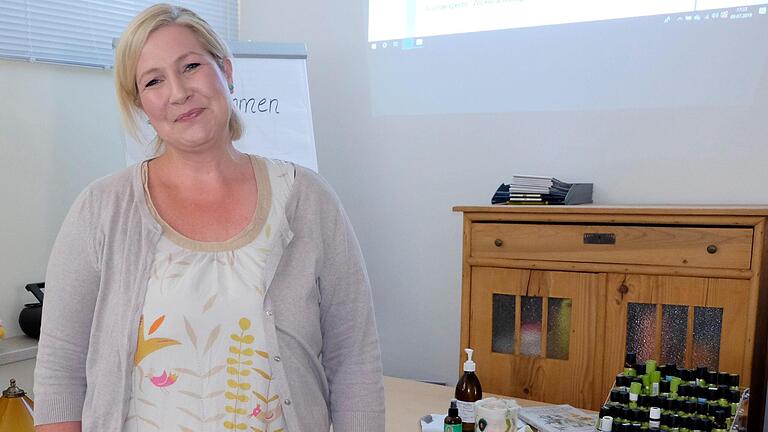 Aromaexpertin Nicole Müller erklärte wie Düfte eingesetzt werden können.  Foto: Margrit Höhn       -  Aromaexpertin Nicole Müller erklärte wie Düfte eingesetzt werden können.  Foto: Margrit Höhn