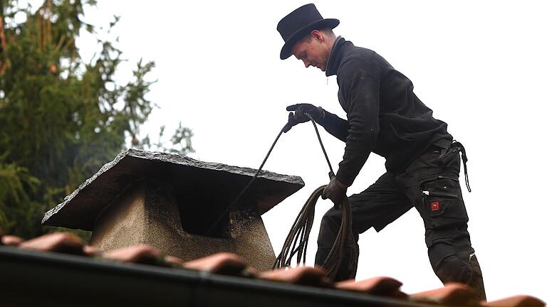 Beim Umweltpakt Bayern machen in Unterfranken auffallend viele Kaminkehrer mit. Grund: Sie haben sowieso immer mit Klimaschutz und Energiesparen zu tun.