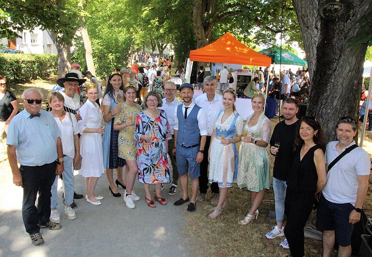 Auf der Flaniermeile von 'Kunst und Kulinarisches' am Sonntag in Gerolzhofen gaben die Verantwortlichen von einst und heute mit Weinhoheiten und Symbolfiguren den Startschuss für ein unvergessliches Basarerlebnis.