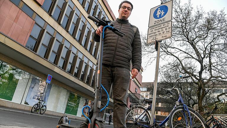 Knapp hinter Beginn der Fußgängerzone bei C&amp;A am Kaiserplatz in Würzburg hatte Niedermeyer seinen Roller abgestellt. Dass er dafür nun 55 Euro bezahlen soll, sieht er nicht ein.